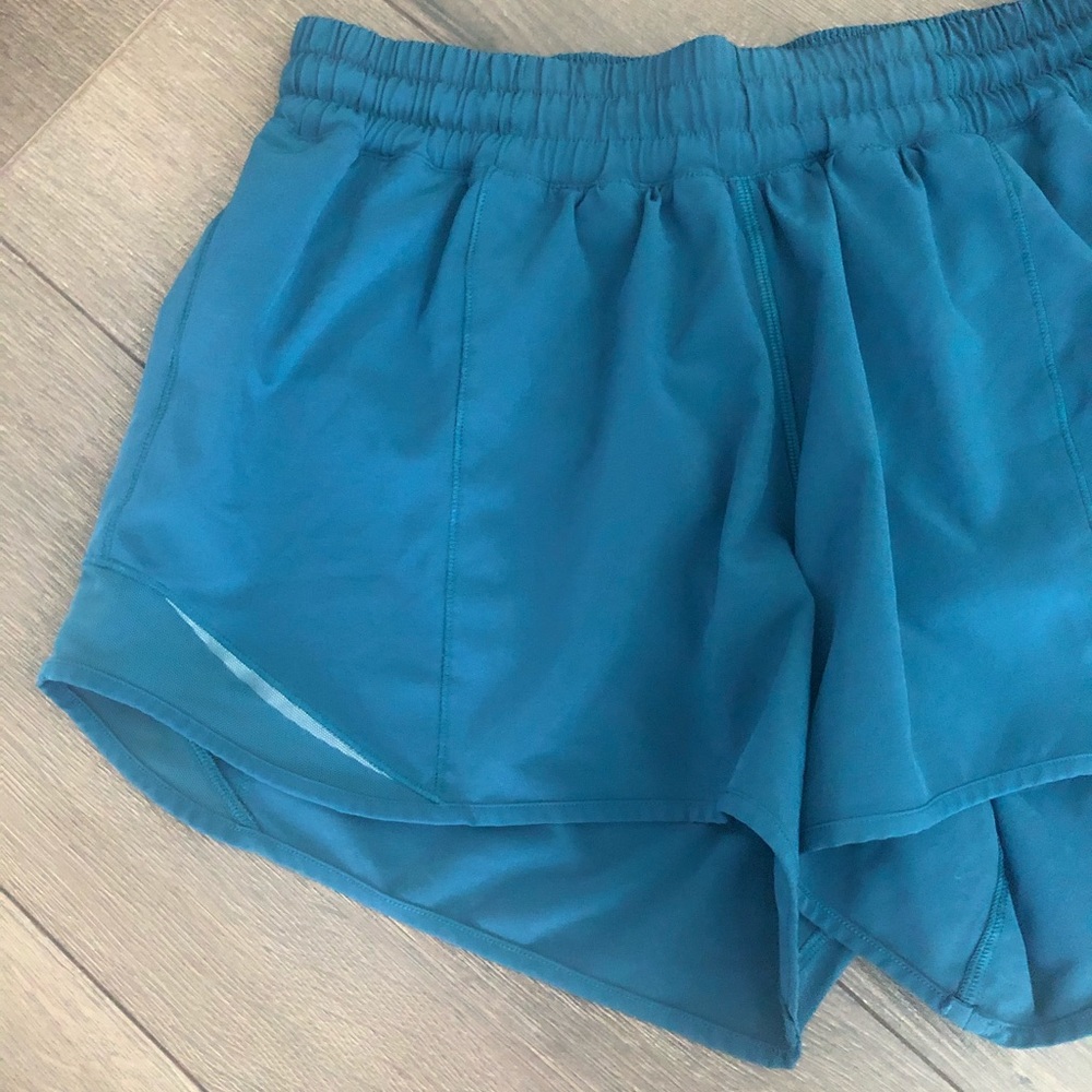 π Lululemon NILE BLUE Hotty hot short Sz. 6 2.5β - Picture 6 of 12